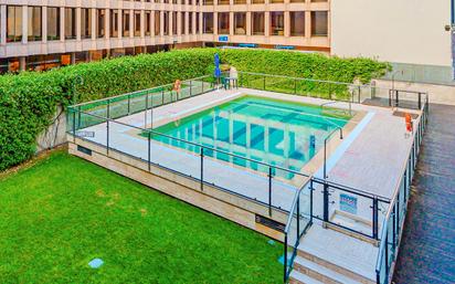 Piscina de Apartament en venda en  Madrid Capital amb Aire condicionat i Balcó