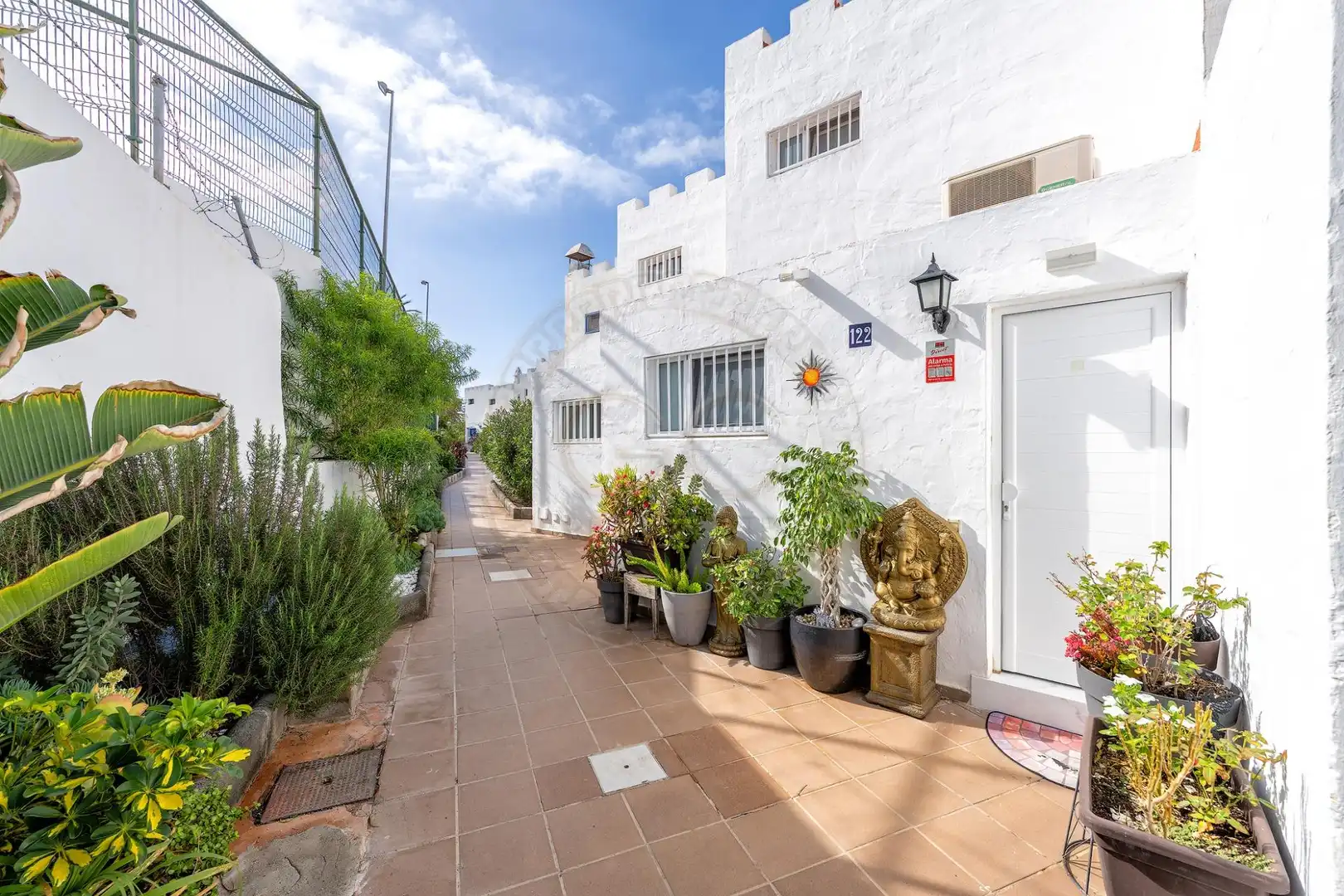 Außenansicht von Einfamilien-Reihenhaus zum Verkauf in San Bartolomé de Tirajana mit Klimaanlage, Privatgarten und Terrasse