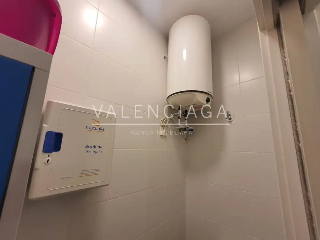 Badezimmer von Geschaftsraum zum Verkauf in Beasain