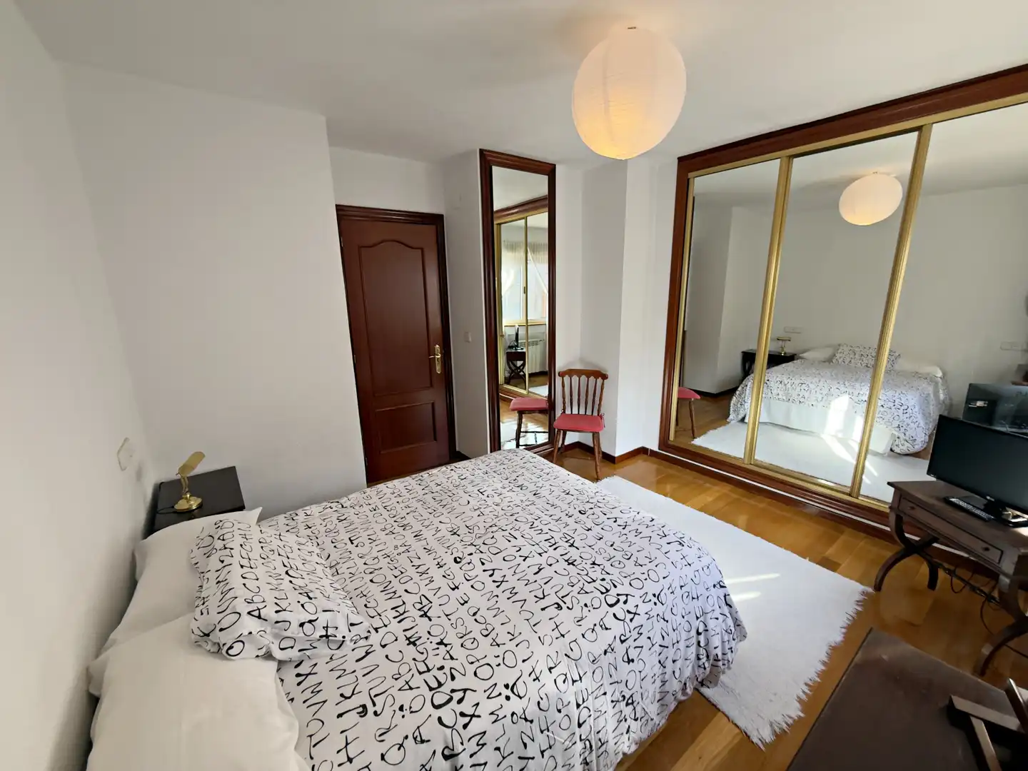 Dormitori de Casa o xalet en venda en Oviedo  amb Calefacció, Jardí privat i Parquet