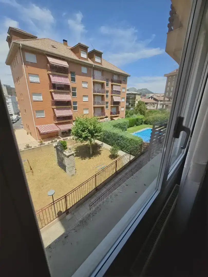 Vista exterior de Pis en venda en Béjar amb Jardí privat, Traster i Piscina