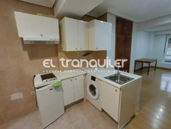 Cuina de Estudi de lloguer en Madrid amb Aire condicionat, Moblat i Rentadora
