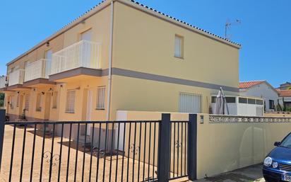 Vista exterior de Casa adosada en venda en Vinaròs amb Aire condicionat i Balcó