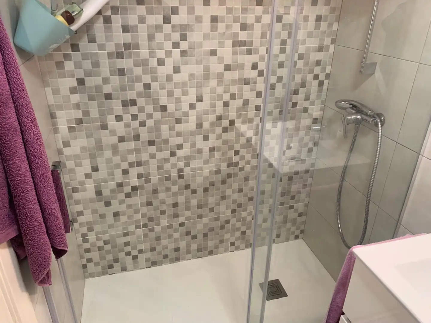 Badezimmer von Einfamilien-Reihenhaus zum Verkauf in Torredembarra mit Klimaanlage, Heizung und Privatgarten