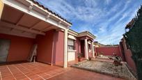 Vista exterior de Casa o xalet en venda en Los Barrios amb Piscina