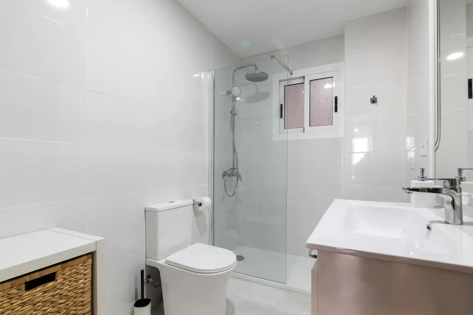Bathroom of Flat for share in Valencia  with Heating and Washing machine
