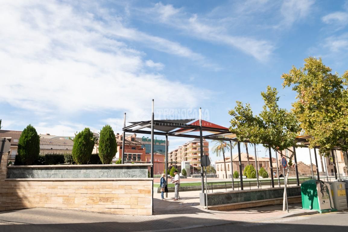 Vista exterior de Casa adosada en venda en Linares amb Balcó