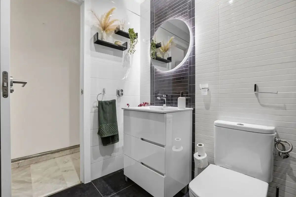 Bathroom of Flat for sale in Sevilla  with Air Conditioner, Heating and Furnished