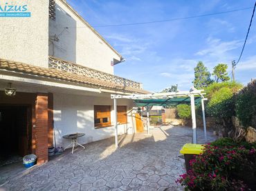 Casa amb jardí en venda a Corbera de Llobregat