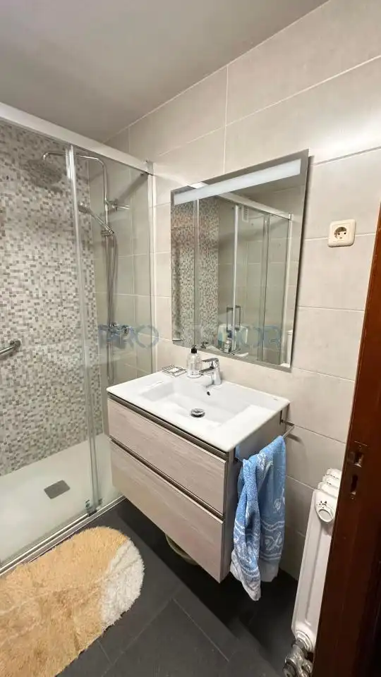 Baño de Piso en venta en León Capital  con Calefacción y Trastero