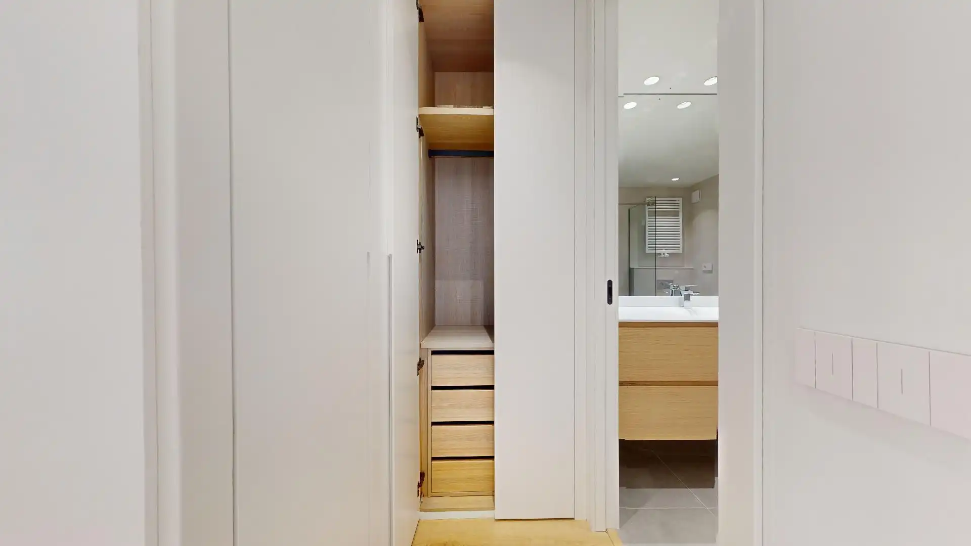 Bedroom of Flat for rent in Madrid  with Air Conditioner, Heating and Storage room
