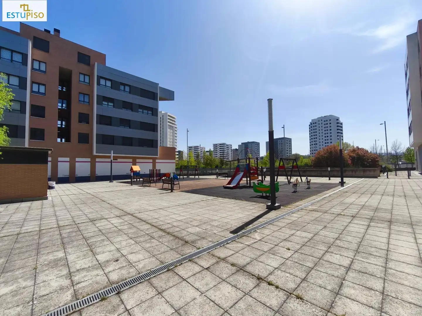 Parking de Piso en venta en Vitoria - Gasteiz con Calefacción, Jardín privado y Terraza