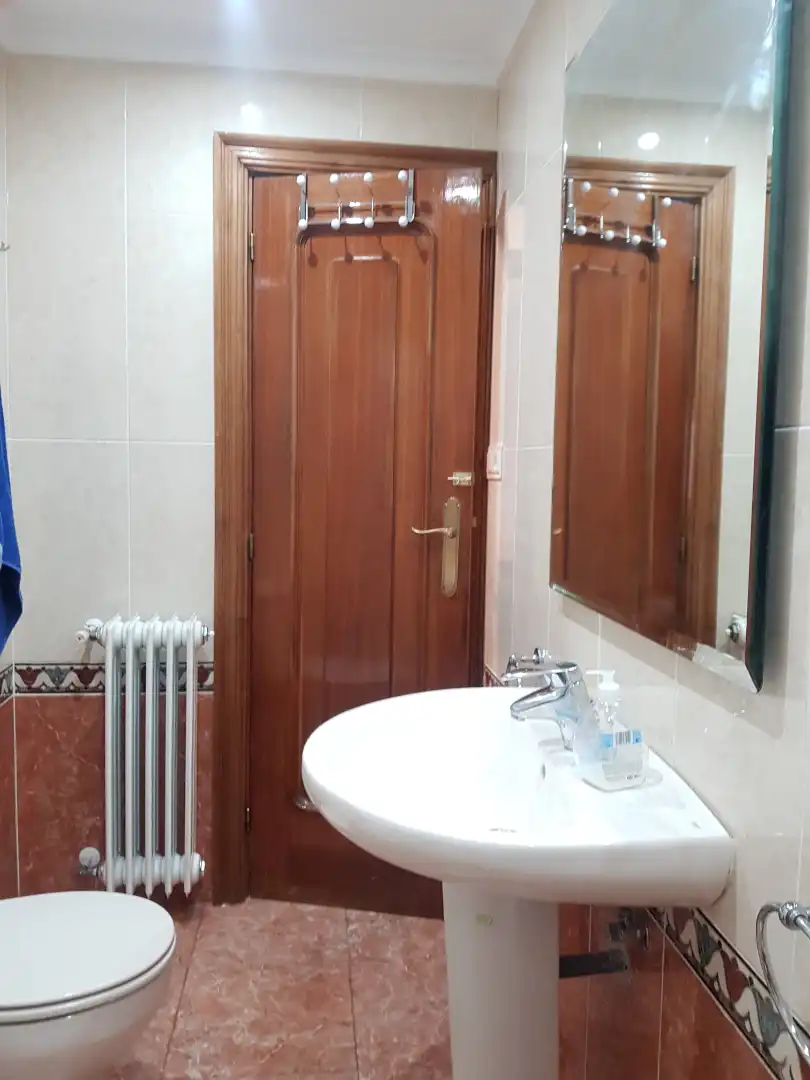 Bany de Pis per a compartir en Granada amb Aire condicionat, Calefacció i Moblat