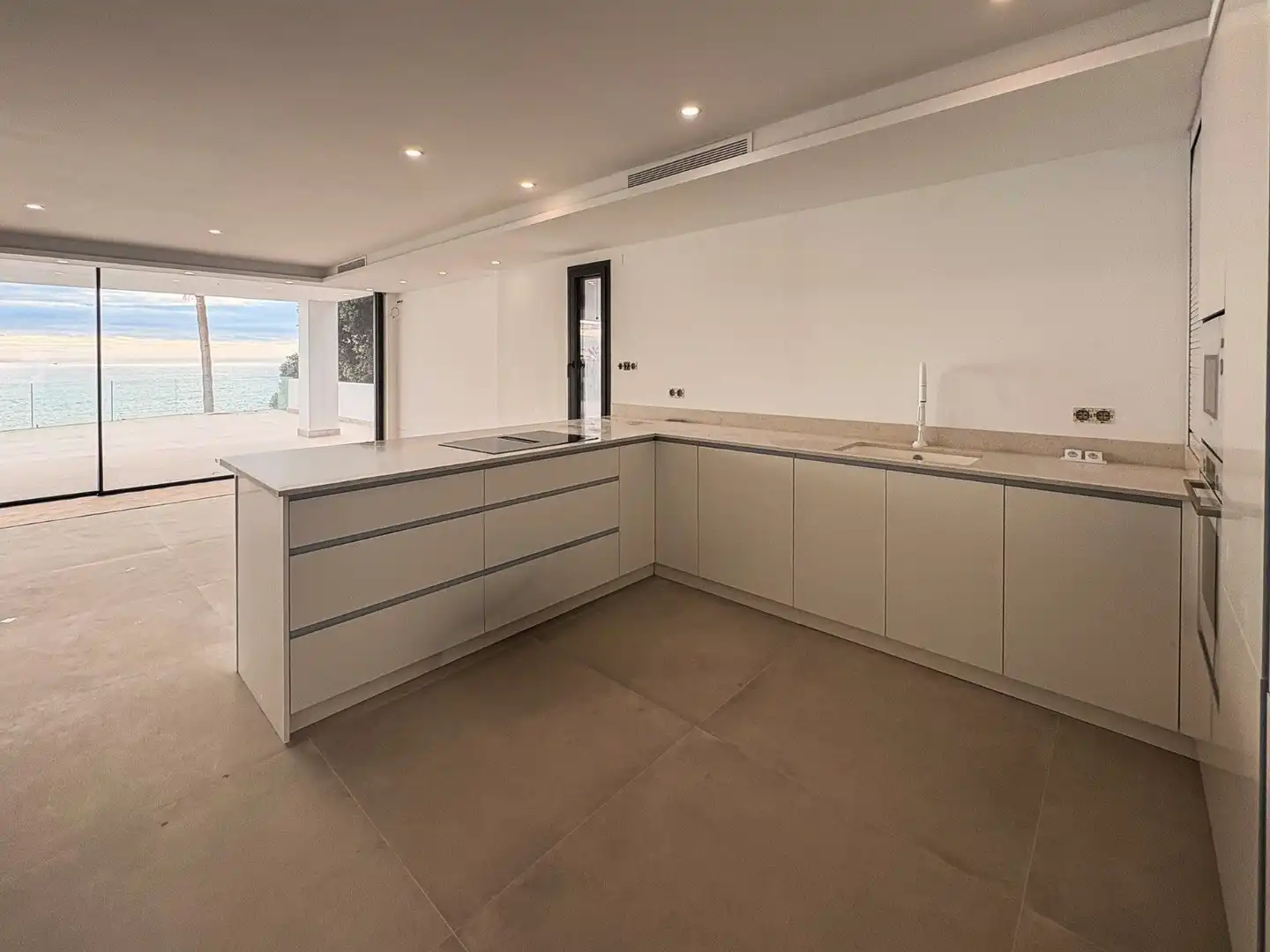 Cocina de Casa o chalet en venta en El Campello con Aire acondicionado, Calefacción y Jardín privado