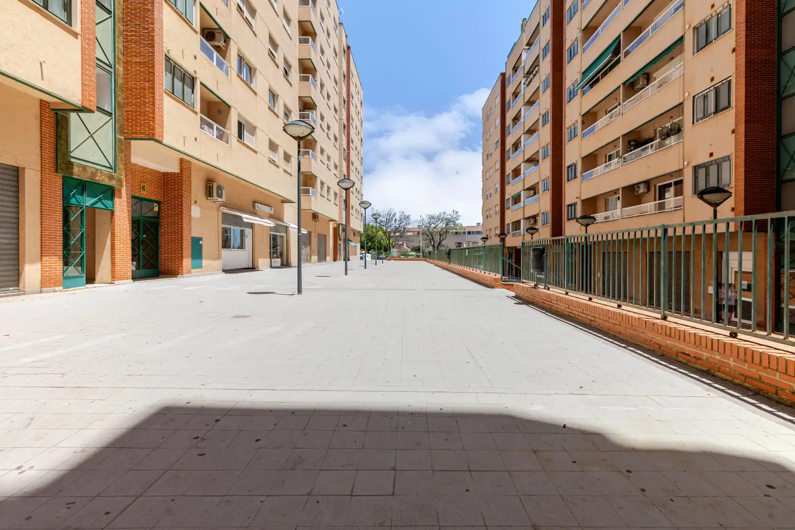 Vista exterior de Local en venta en Burjassot