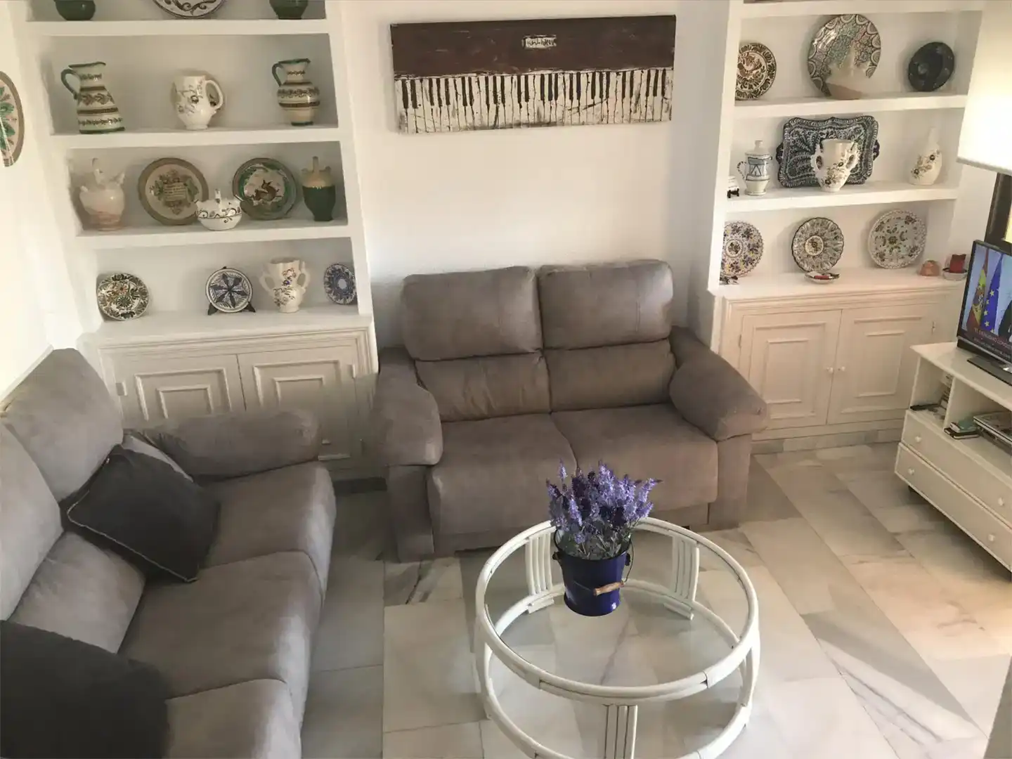 Sala d'estar de Casa adosada de lloguer en Salobreña amb Aire condicionat, Jardí privat i Traster