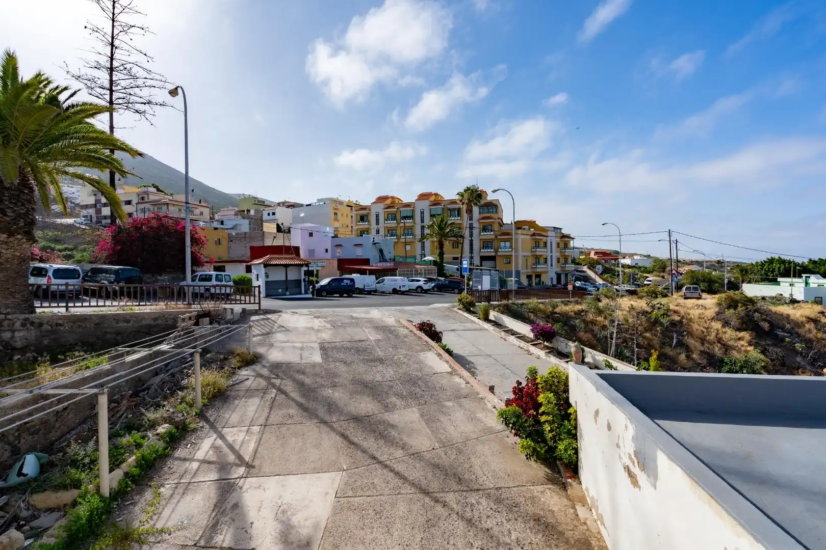 Vista exterior de Casa adosada en venta en Guía de Isora con Jardín privado y Terraza