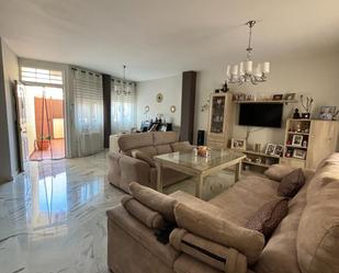 Sala d'estar de Casa adosada en venda en Fuerte del Rey amb Aire condicionat i Calefacció