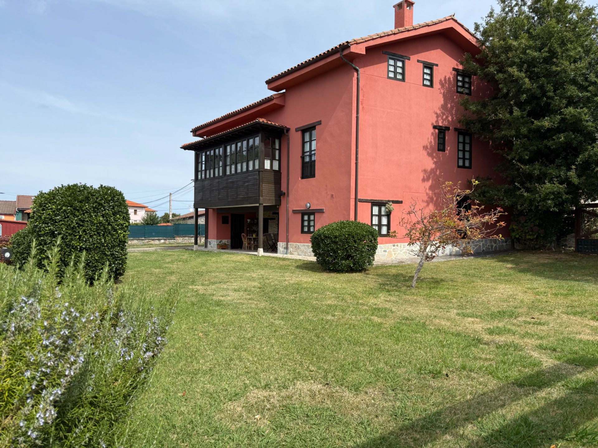 Vista exterior de Casa o xalet en venda en Cudillero amb Calefacció, Jardí privat i Moblat