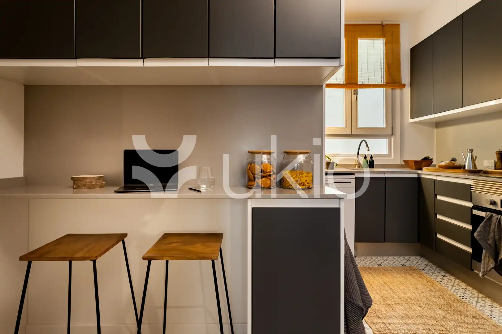 Cuina de Apartament de lloguer en Barcelona amb Aire condicionat, Calefacció i Moblat