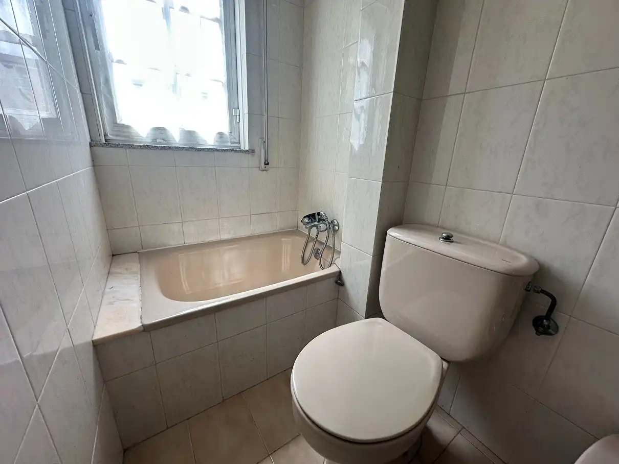 Bathroom of Flat for sale in Santiago de Compostela   with Heating