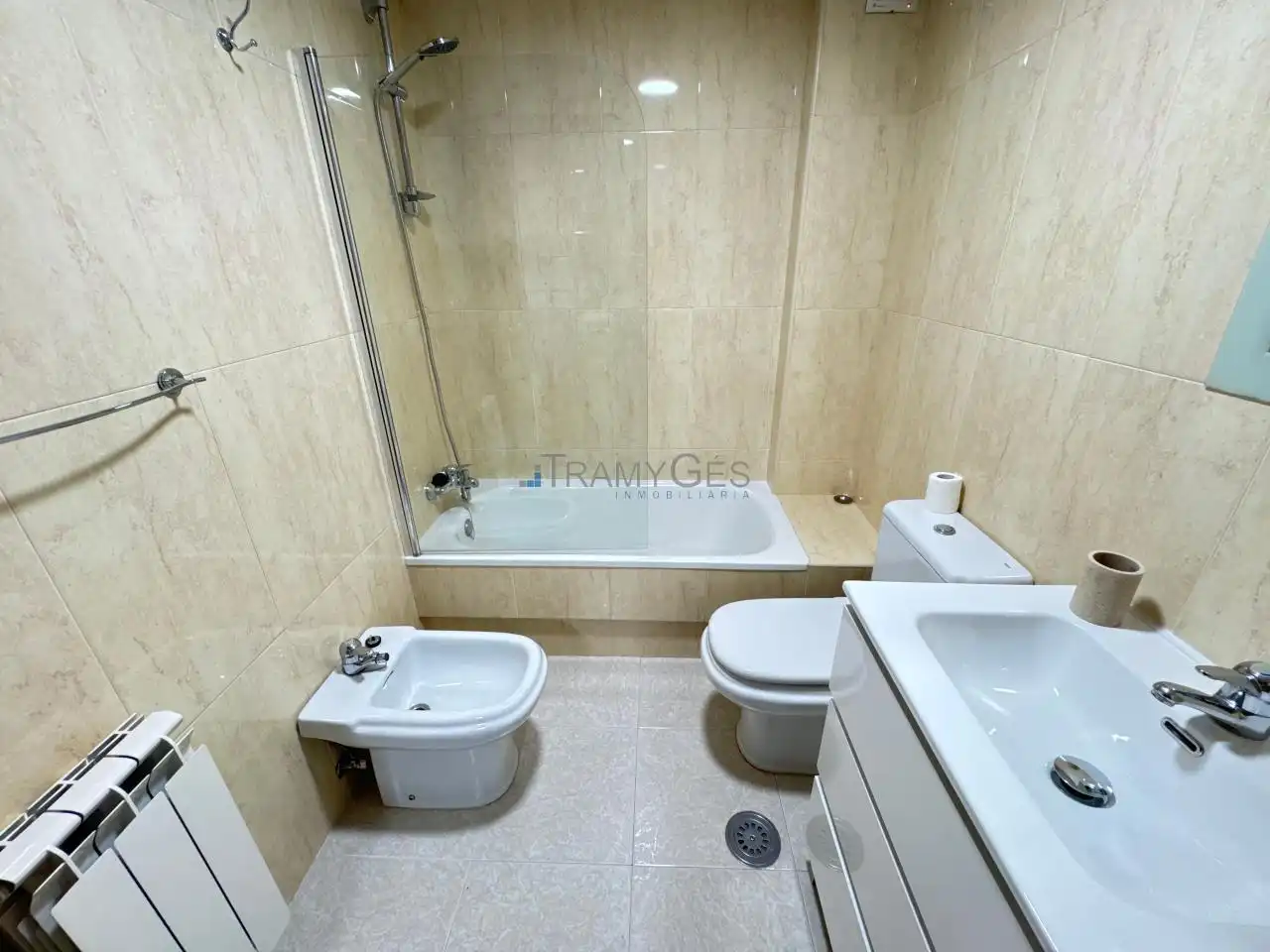 Bathroom of Apartments for rent in Vigo   with Heating, Parquet flooring and Furnished