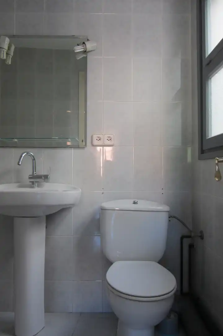 Bany de Pis en venda en Girona amb Calefacció, Terrassa i Moblat