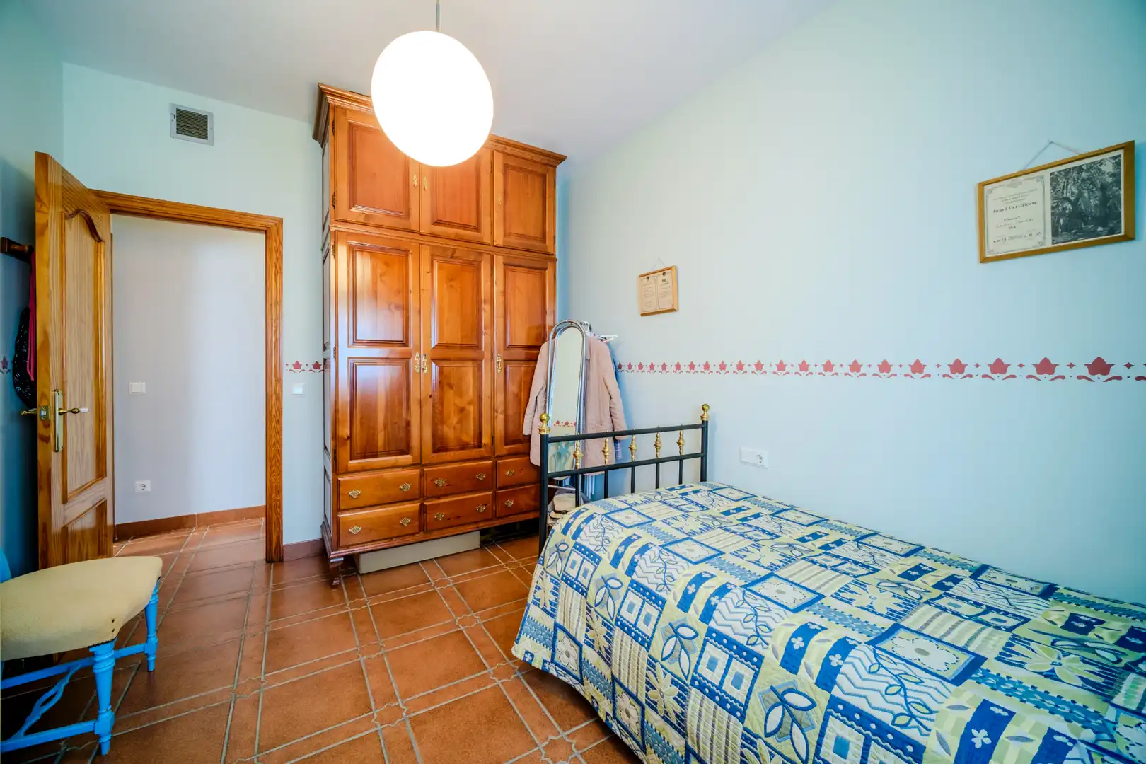 Dormitori de Casa o xalet en venda en Montequinto amb Jardí privat, Terrassa i Moblat