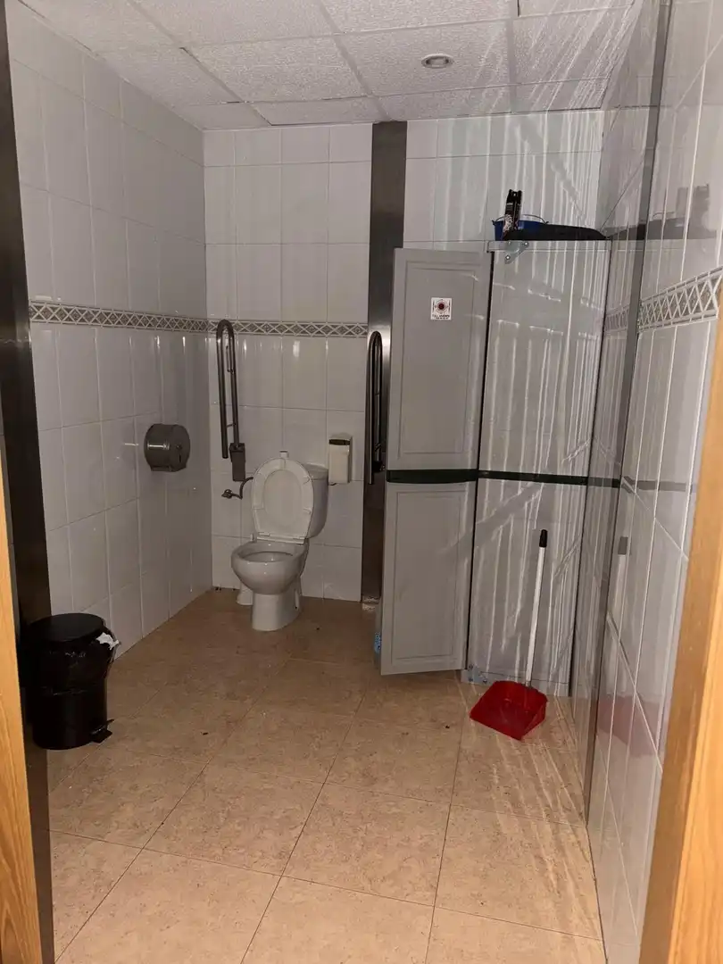 Badezimmer von Fabrikhallen zur Miete in Murcia
