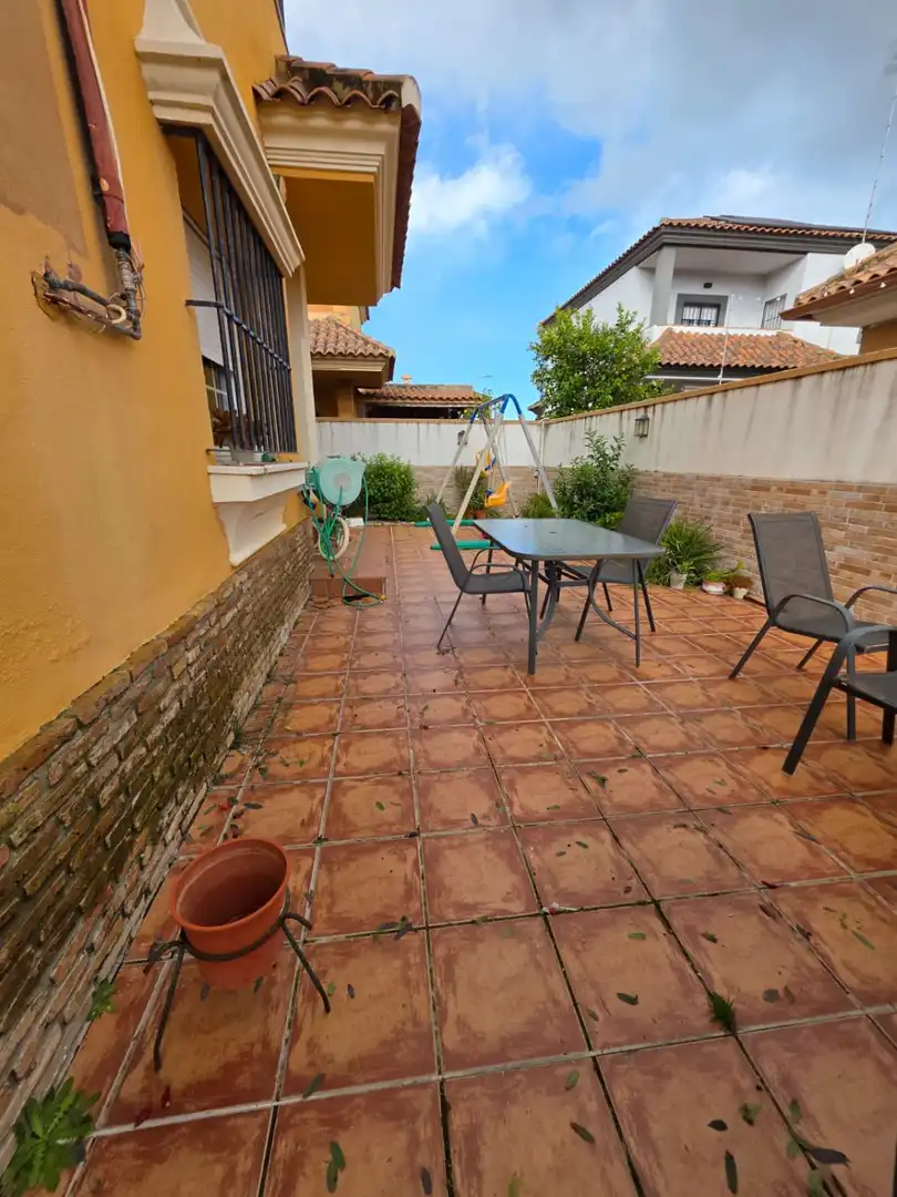 Terrassa de Casa o xalet en venda en La Rinconada amb Aire condicionat, Calefacció i Jardí privat