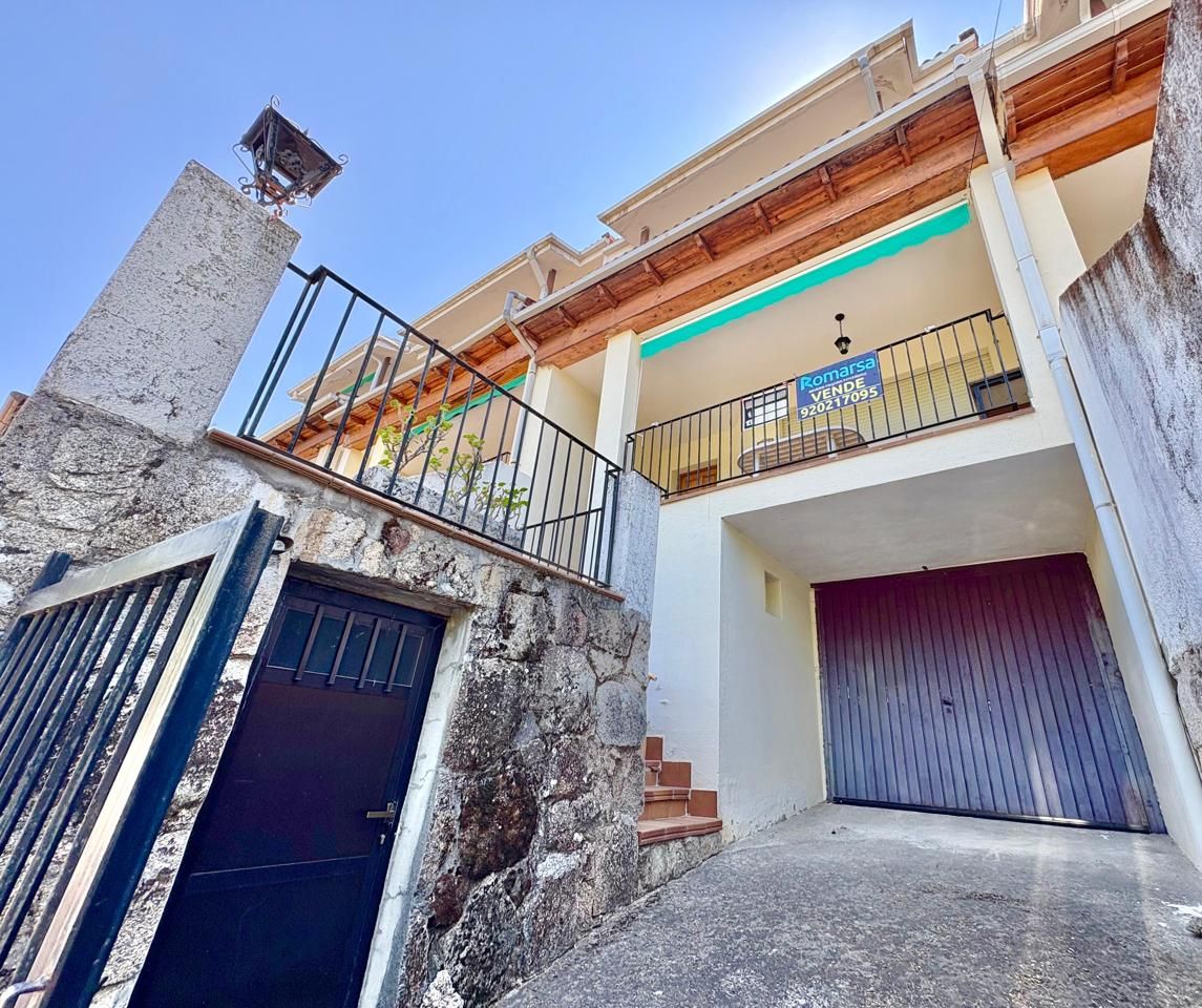 Vista exterior de Casa adosada en venta en Santa Cruz del Valle con Calefacción, Jardín privado y Trastero