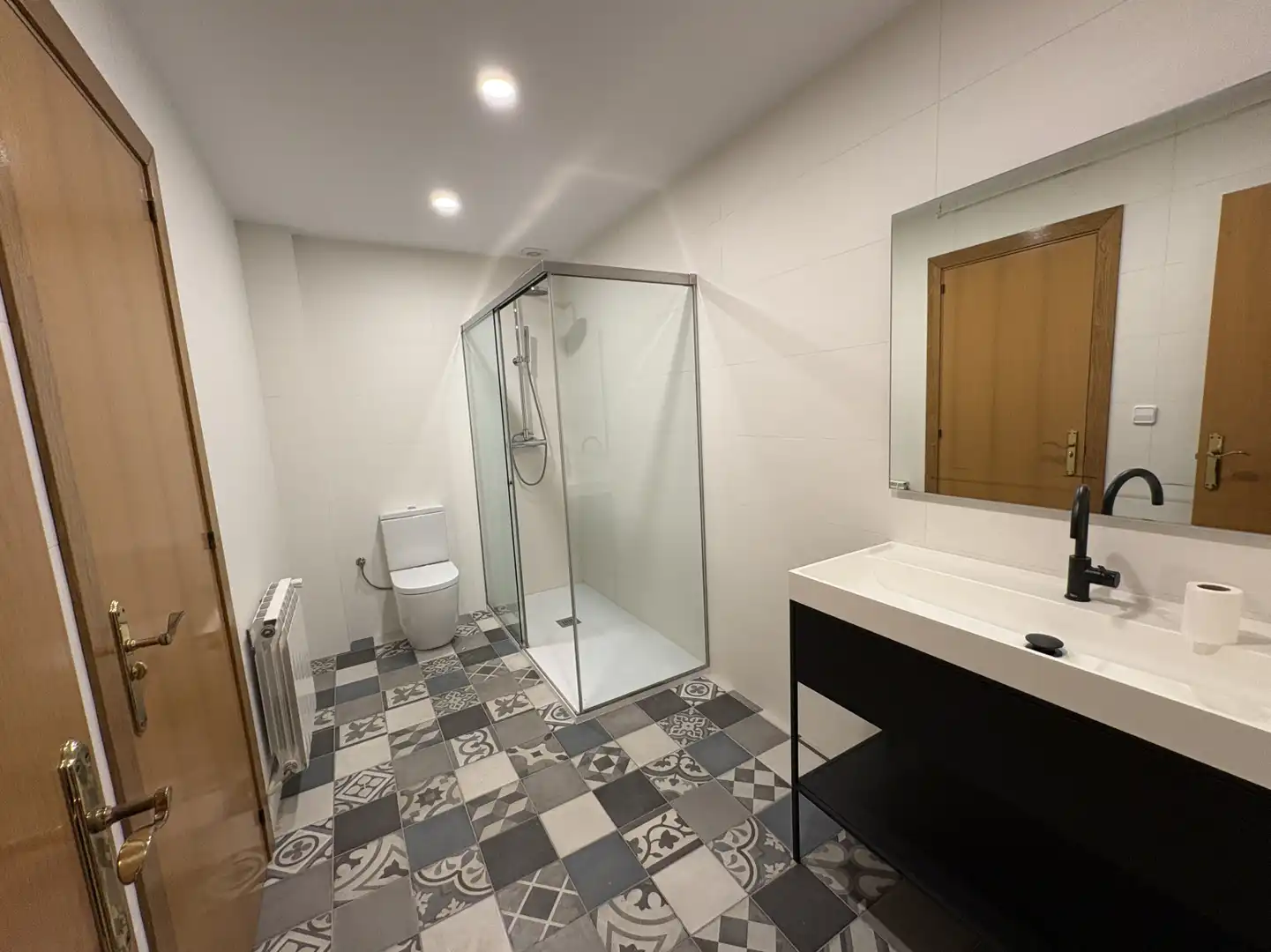 Badezimmer von Dachboden zum Verkauf in Centelles mit Klimaanlage, Heizung und Terrasse