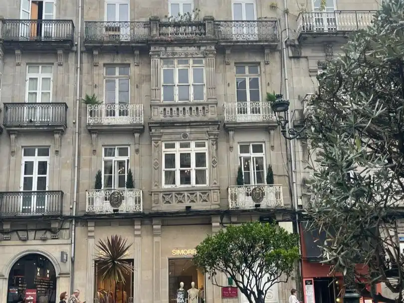 Vista exterior de Oficina de lloguer en Vigo  amb Aire condicionat i Balcó