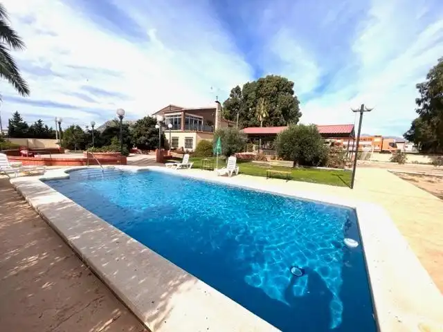 Piscina de Casa o xalet en venda en Alicante / Alacant amb Jardí privat