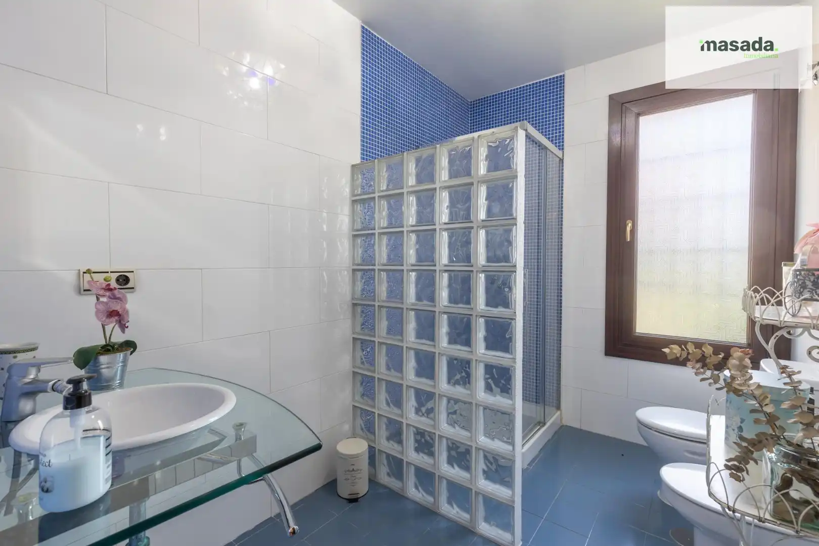 Baño de Casa o chalet en venta en Vegas del Genil con Jardín privado, Piscina y Alarma