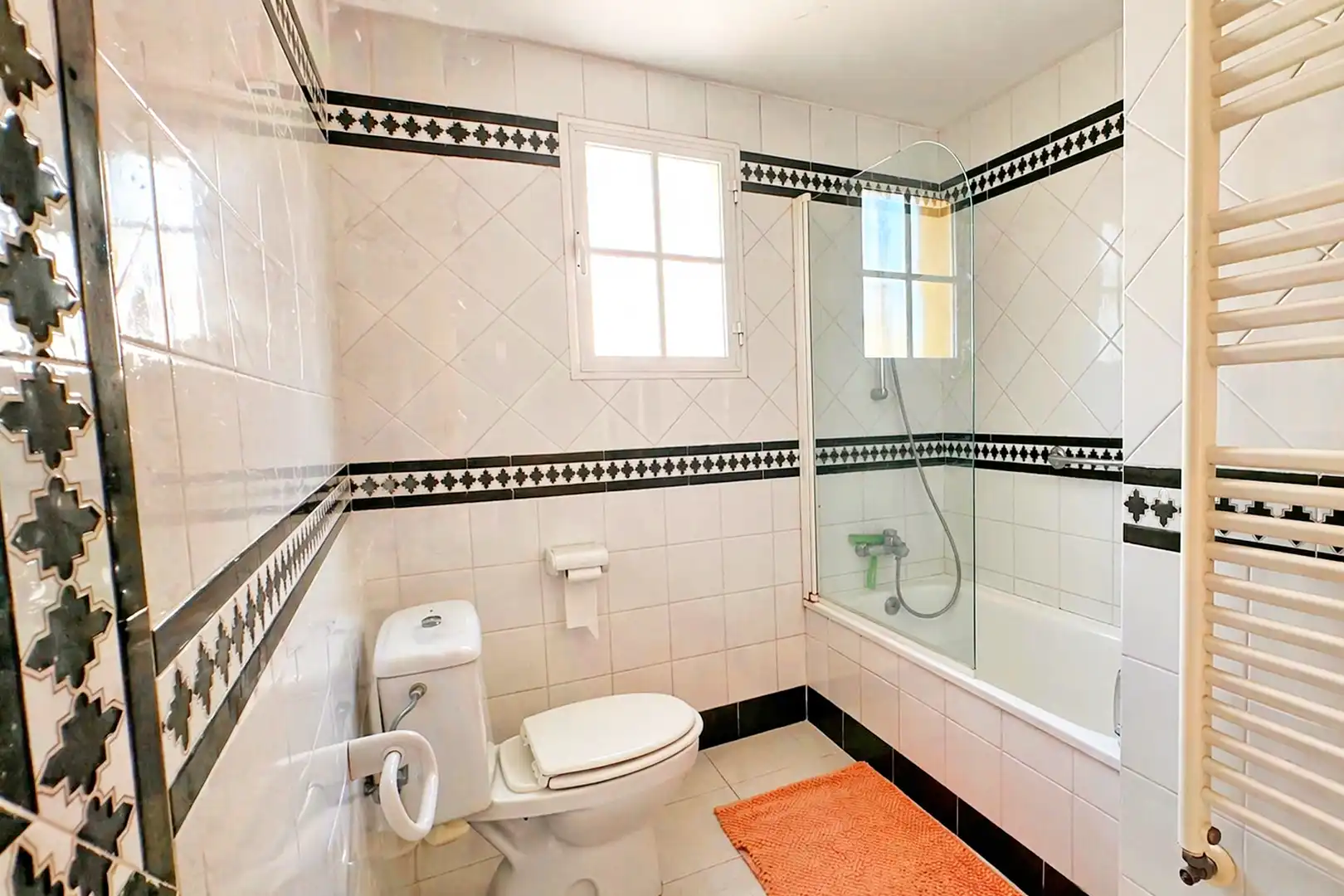 Badezimmer von Einfamilien-Reihenhaus zum Verkauf in Marbella mit Klimaanlage, Heizung und Terrasse