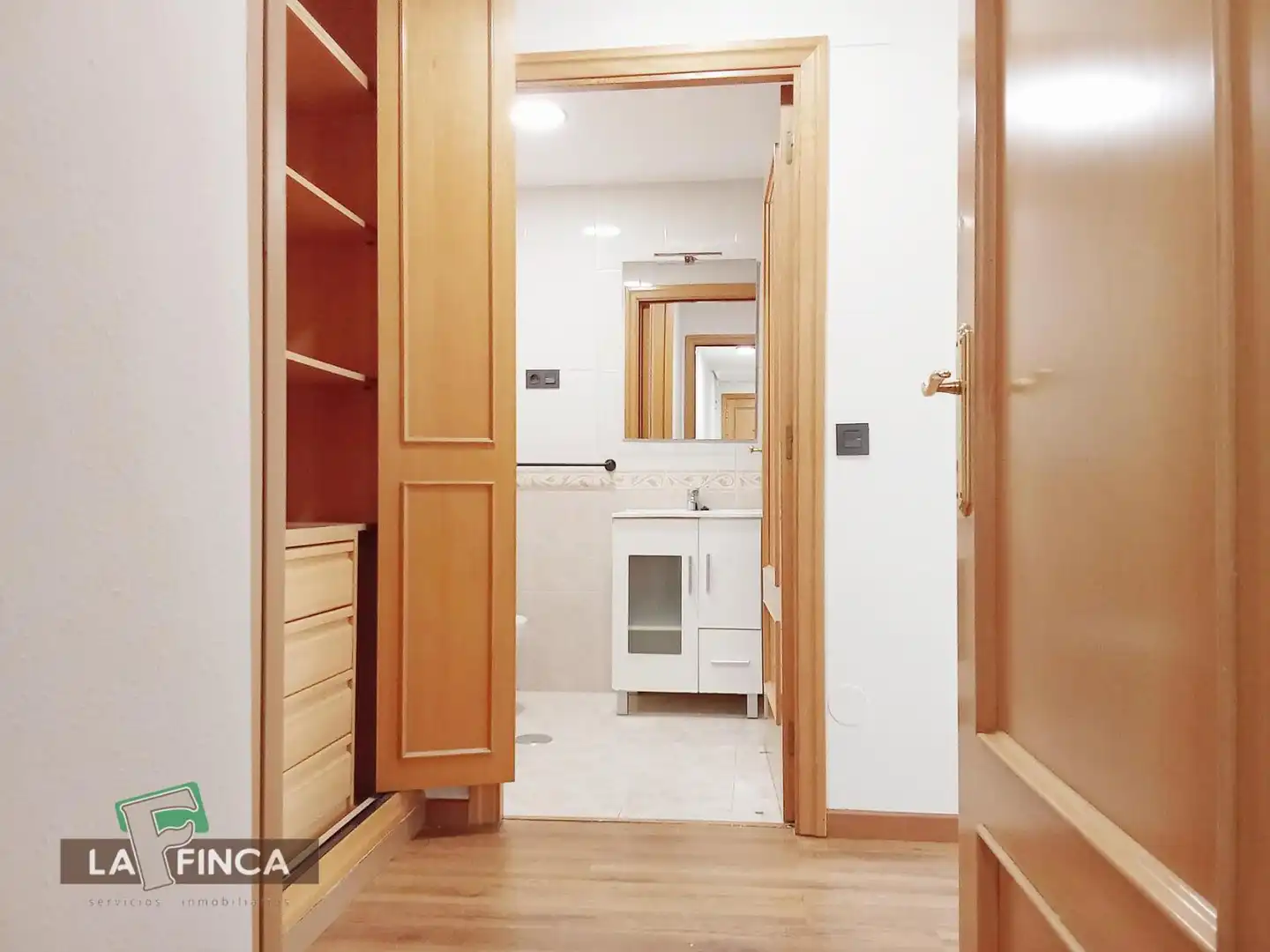 Bany de Pis en venda en Oviedo  amb Calefacció, Parquet i Terrassa
