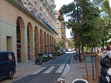Local comercial de lloguer a Universidad