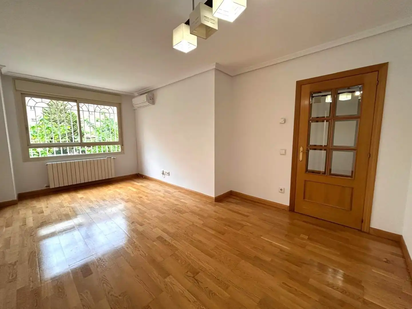 Living room of Flat for sale in Madrid  with Air Conditioner, Heating and Community pool
