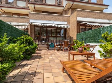 Casa a schiera con giardino in vendita a Santa Ana
