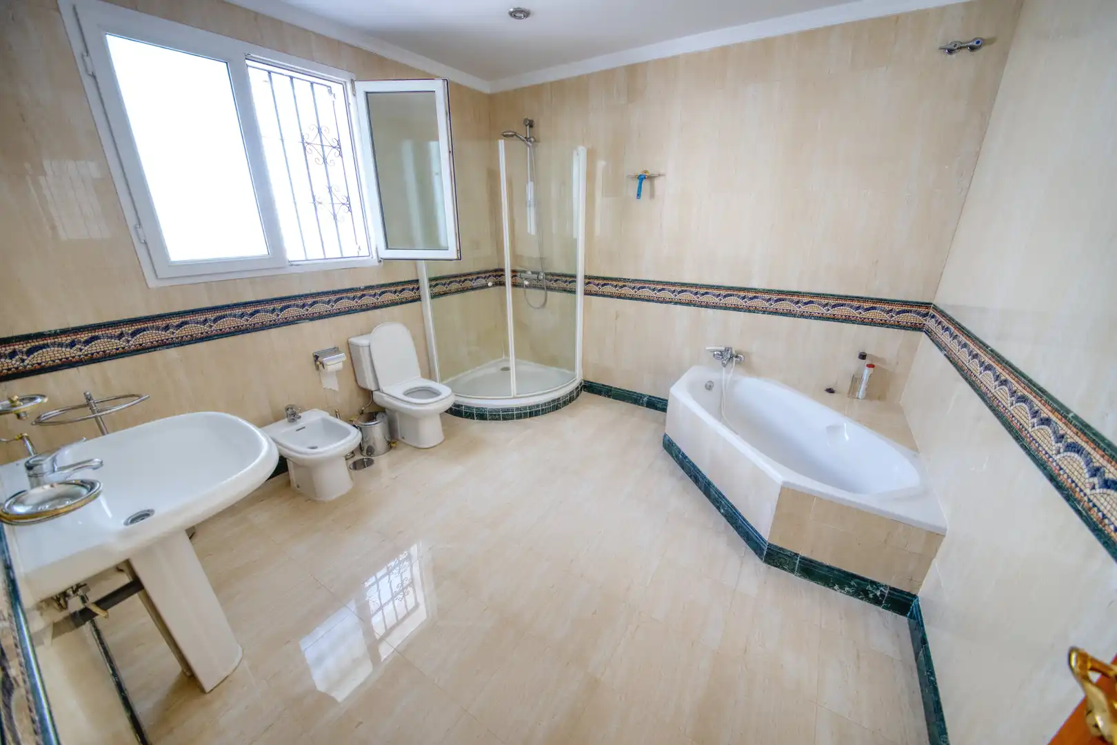 Bathroom of Houses for sale in Benalmádena  with Air Conditioner, Private garden and Parquet flooring