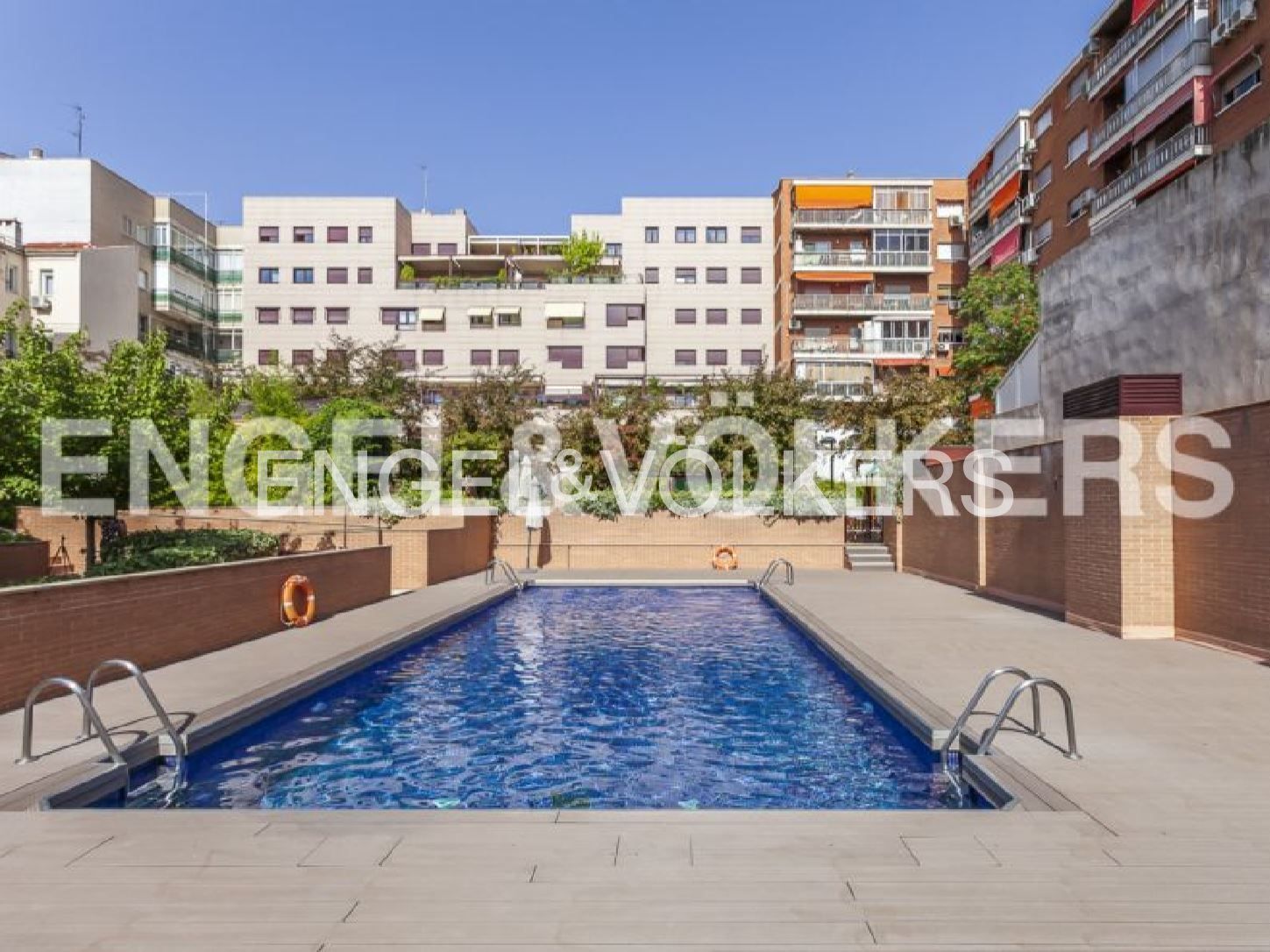 Piscina de Apartament de lloguer en  Madrid Capital amb Aire condicionat, Calefacció i Jardí privat