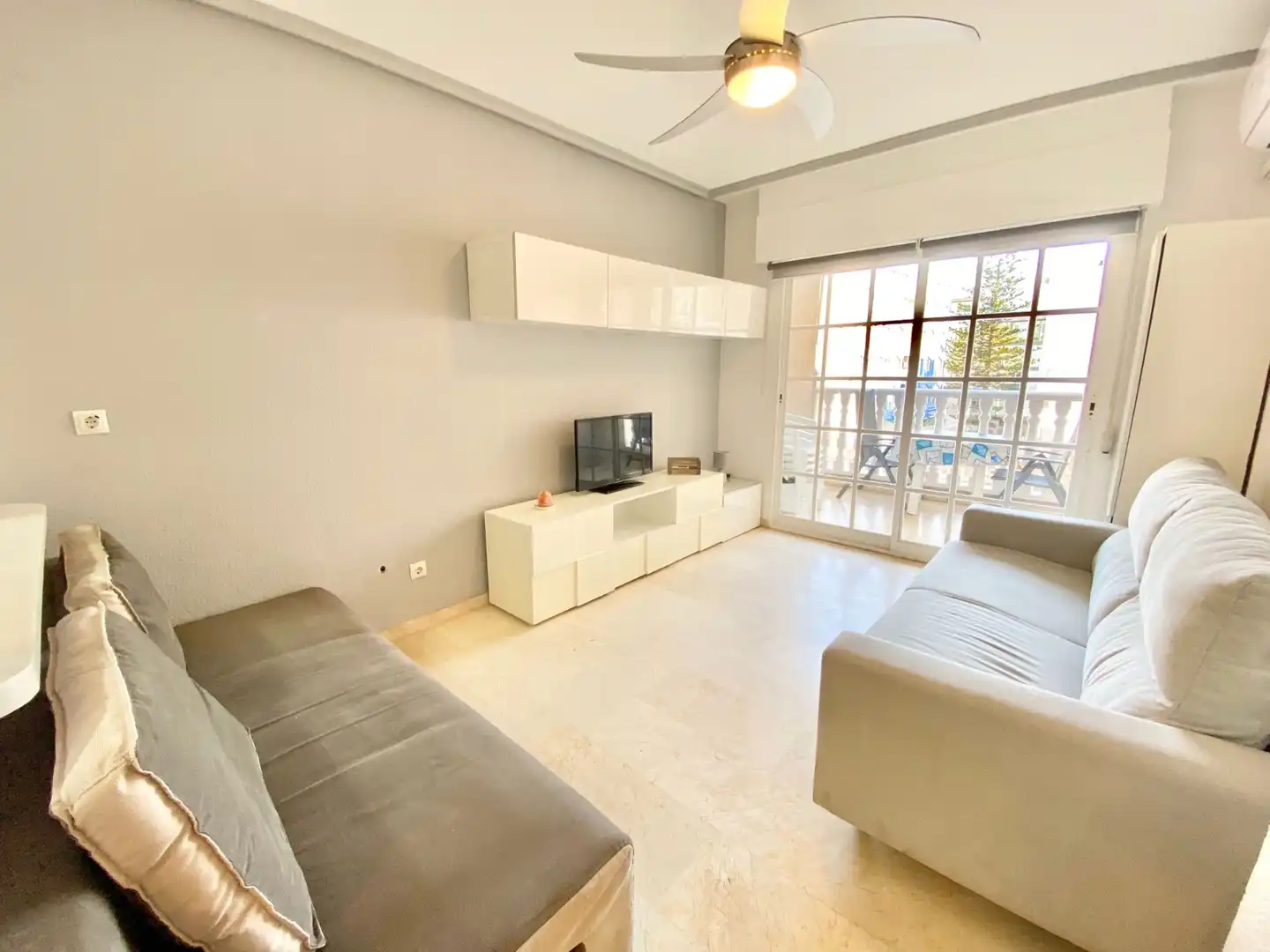 Sala de estar de Estudio de alquiler en Torrevieja con Aire acondicionado, Calefacción y Amueblado