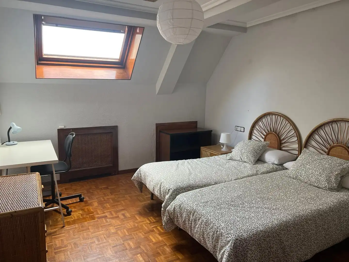 Schlafzimmer von Wohnung zur Miete in Oviedo  mit Heizung, Parkett und Möbliert