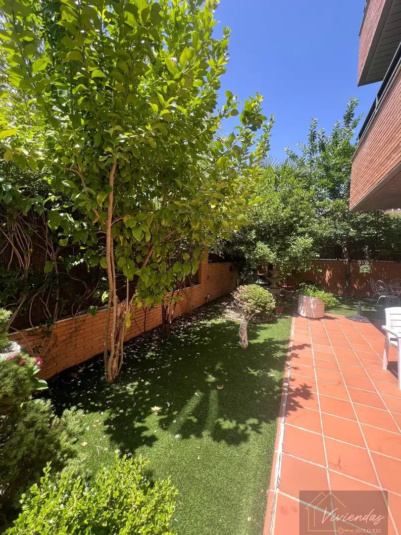 Jardí de Pis en venda en Boadilla del Monte amb Aire condicionat, Calefacció i Alarma
