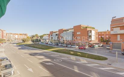 Vista exterior de Apartament en venda en Rubí amb Aire condicionat, Terrassa i Balcó