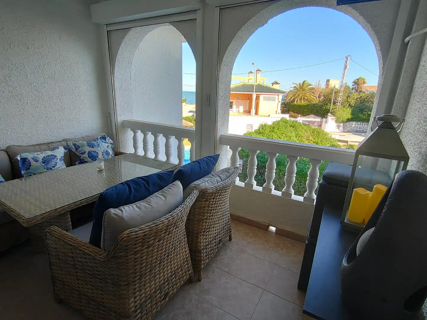 Terrasse von Einfamilien-Reihenhaus zum Verkauf in Dénia mit Klimaanlage, Privatgarten und Terrasse