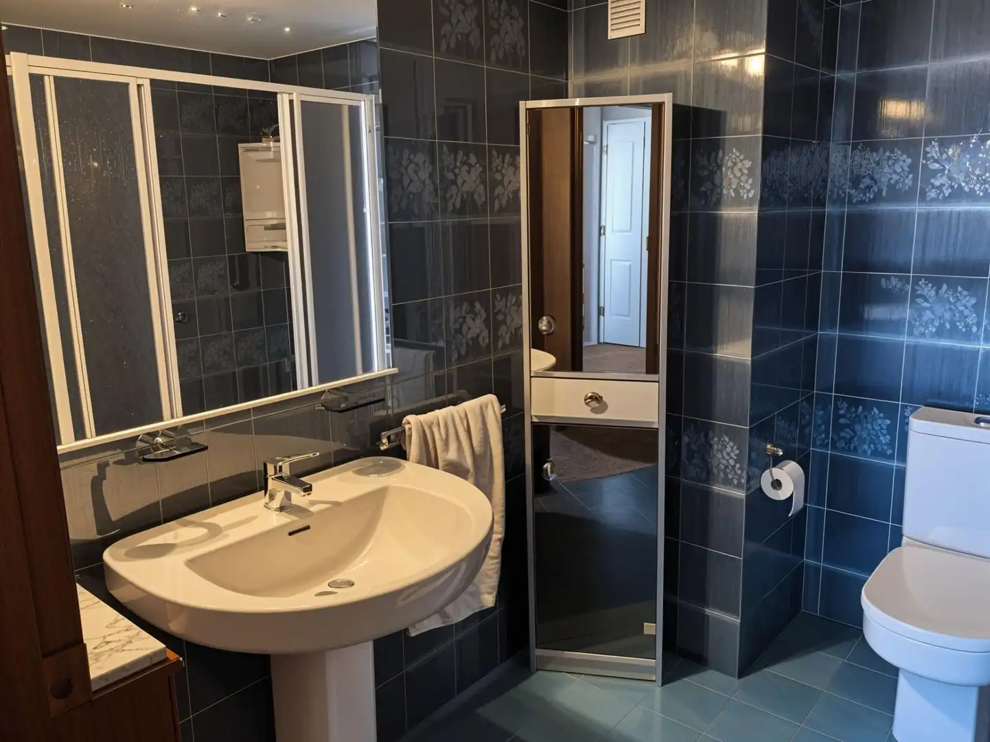 Badezimmer von Wohnung zum Verkauf in Albacete mit Balkon
