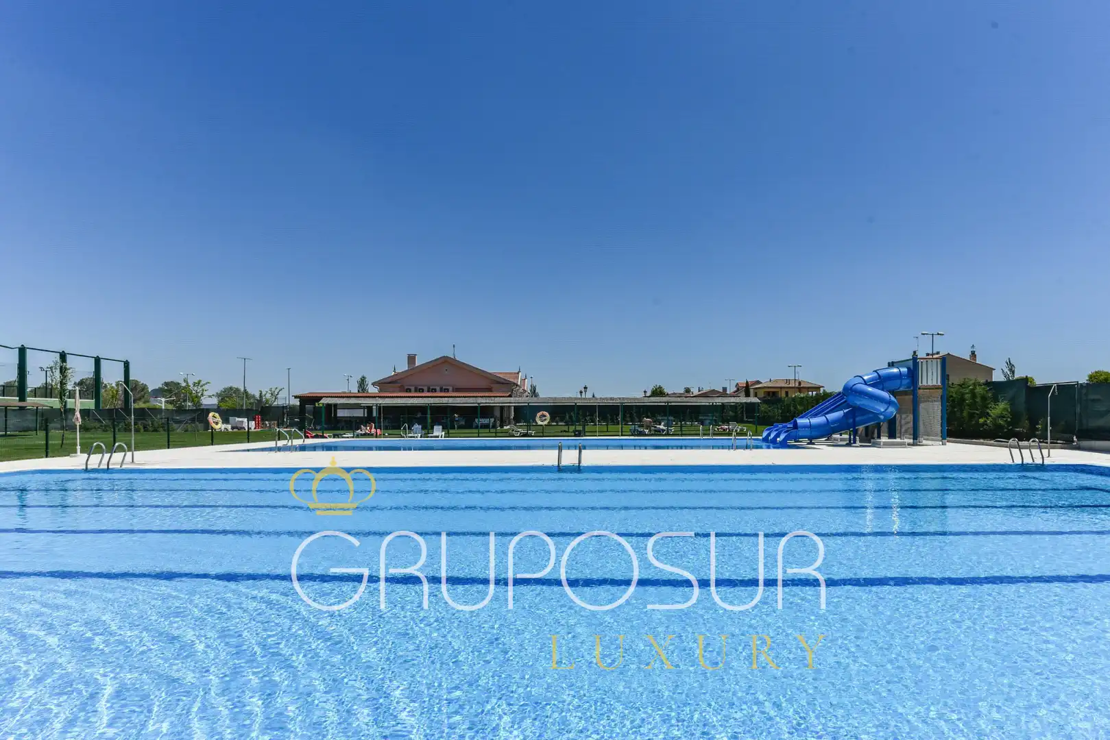 Schwimmbecken von Einfamilien-Reihenhaus zum Verkauf in Aldeamayor de San Martín mit Heizung, Privatgarten und Parkett
