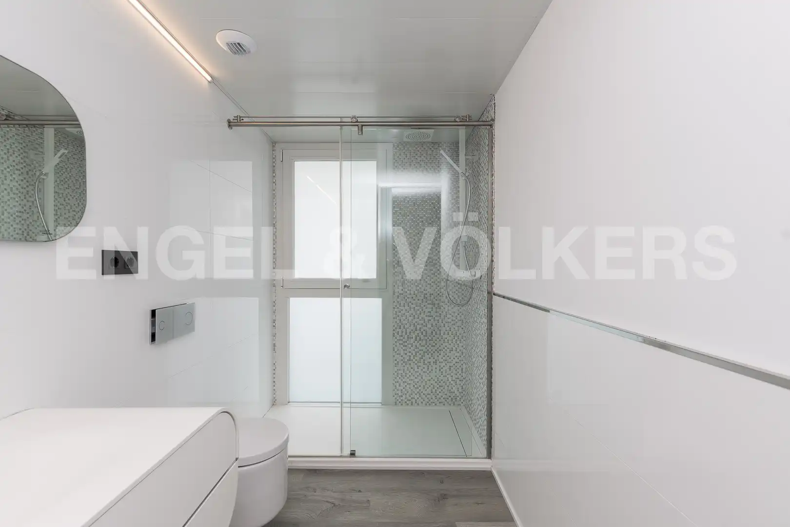 Badezimmer von Dachboden zum Verkauf in Sant Andreu de Llavaneres mit Klimaanlage, Heizung und Parkett